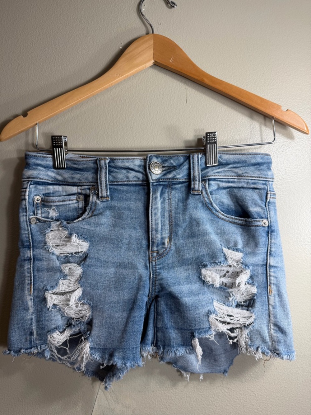 American Eagle Distressed Denim Shorts Sz4 Light Wash Next Level Stretch Frayed